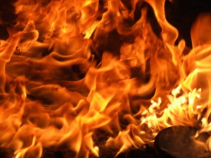 Ogień z kominka może dać sporo ciepła (sxc.hu)
